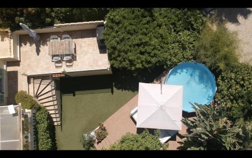 une vue de tête d'un bâtiment avec une tour d'horloge dans l'établissement Beautiful family home in Mont Boron, Nice, à Nice