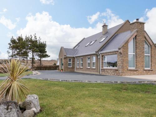 an image of a house with a driveway at Radharc Na Tra in Burtonport