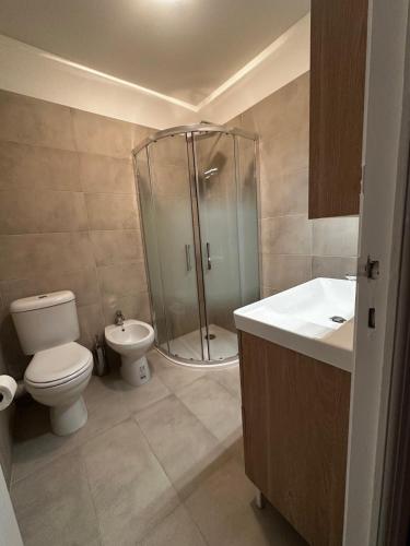 une salle de bain avec une douche, des toilettes et un lavabo dans l'établissement Suite Aquarius FSHH, à Nice