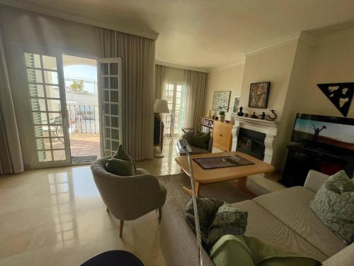 Luxury Townhouse Sea Views 10 Min from Puerto Bans