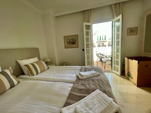 Luxury Townhouse Sea Views 10 Min from Puerto Bans