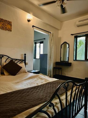 ヴァガトールにある1BHK Apartment at Honeydew 1 by Goaround Homesの窓のある部屋にベッドがある寝室