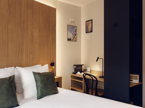 a hotel room with a bed and a desk at Townhouse Den Haag in The Hague