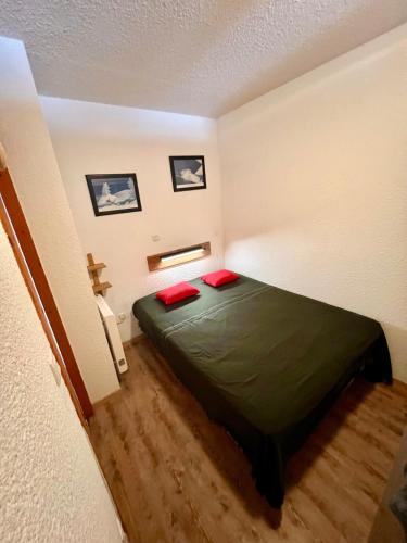 Cette petite chambre comprend un lit vert. dans l'établissement Seven Keys - Ecrin Savoyard, à Valmeinier