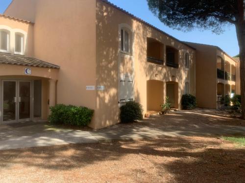 anterior view of a house with a driveway at Appartement Coté jardin in Saint-Raphaël