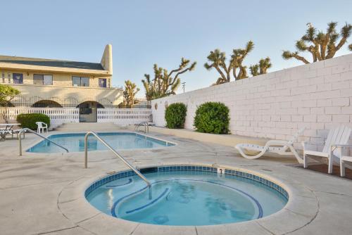 Bazén v ubytování Americas Best Value Inn and Suites -Yucca Valley nebo v jeho okolí
