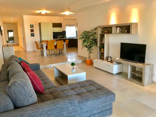 Μια τηλεόραση ή/και κέντρο ψυχαγωγίας στο Fleur de Mai Apartment with Terrace