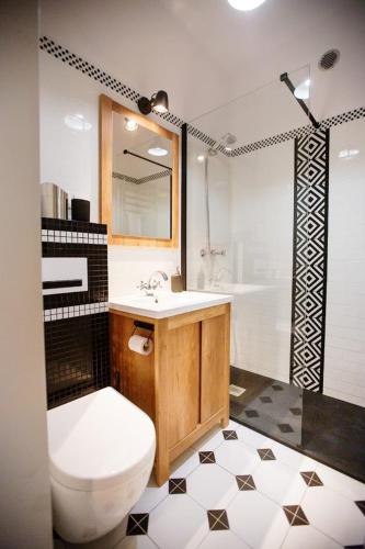 a bathroom with a toilet and a sink and a tub at 3K Kowalska 16 in Lublin