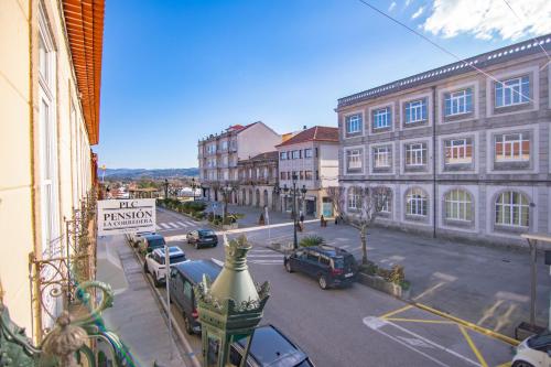 widok ulicy miejskiej z samochodami i budynkami w obiekcie Pension La Corredera w mieście Tui