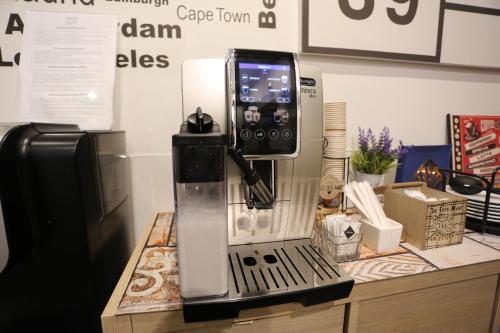 サレルノにあるSuite 39 B&Bの店内のカウンターに座るミシン