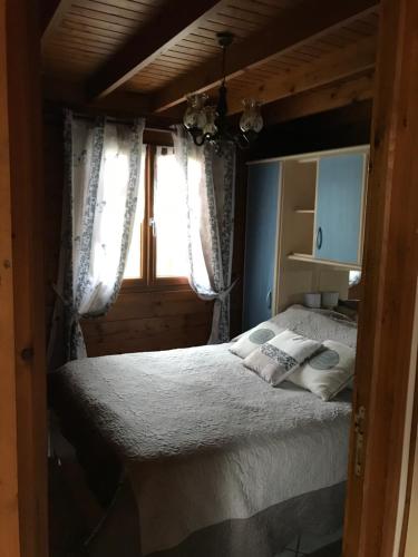 une chambre avec un lit et une fenêtre dans l'établissement Le Chamois, à Le Tartre