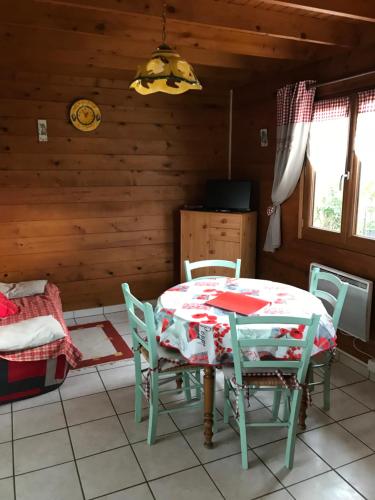 une salle à manger avec une table et des chaises dans une cabine dans l'établissement Le Chamois, à Le Tartre