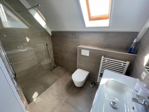 Koupelna v ubytování Schönes Ferienhaus am Wasser in Lemmer