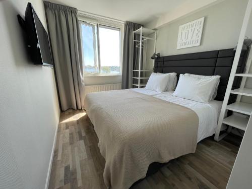 Postel nebo postele na pokoji v ubytování Schönes Ferienhaus am Wasser in Lemmer