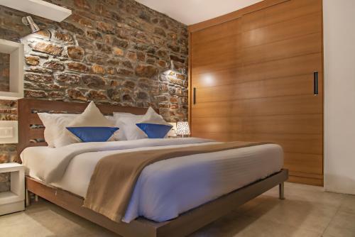 Una cama o camas en una habitación de The Garden Courts