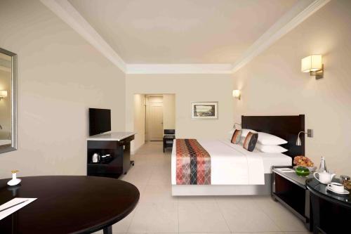 a hotel room with a bed and a table at Gateway Aurangabad - Chhatrapati Sambhaji Nagar in Aurangabad