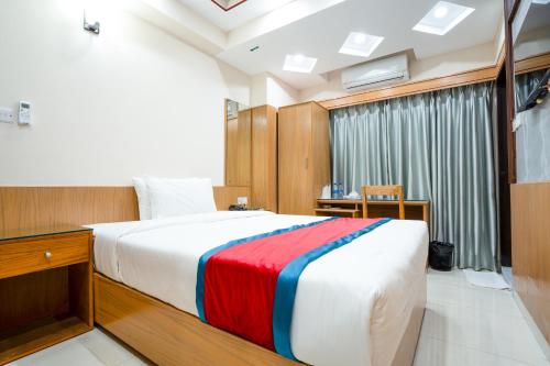 a bedroom with a bed and a desk at Hotel Safa Residency - DHAKA in Dhaka