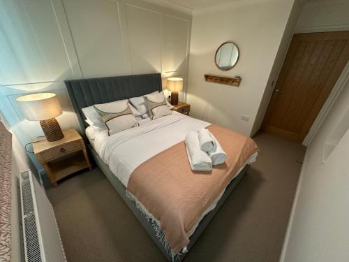 En eller flere senge i et værelse på Detached Luxury Coach House - Sky Sports Cinema - EVCharger