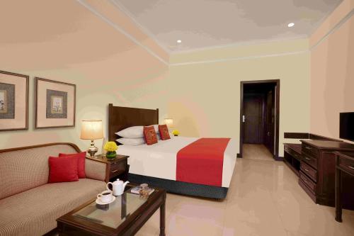 a hotel room with a bed and a couch at Gateway Aurangabad - Chhatrapati Sambhaji Nagar in Aurangabad