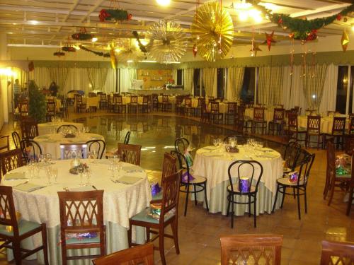Un restaurante u otro lugar para comer en Hotel Parco Dei Principi