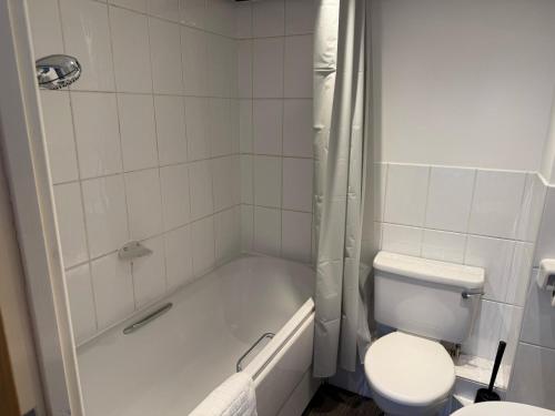 a bathroom with a tub and a toilet and a shower at Westgate Apartment Canterbury 2bed 2bath Parking in Hackington