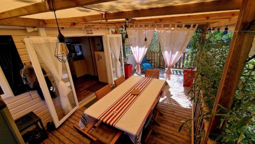 une chambre avec une table dans une maison dans l'établissement Mobil-home 3 chambres climatisé sur le domaine 4 étoiles Rivages des Landes, à Aureilhan