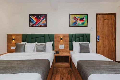 Кровать или кровати в номере FabHotel Airport Palace - Nr Mumbai International Airport