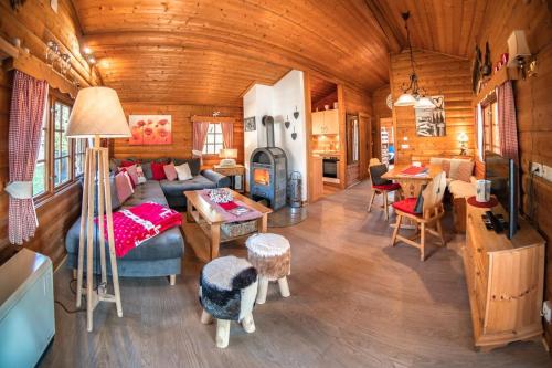 Cabaña de madera con sala de estar y cocina. en Bergchalet La Roubine Willingen, en Neerdar
