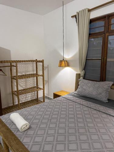 ジャンビアニにあるVilla Ivy Jambiani Zanzibarのタオルが敷かれたベッドのある寝室