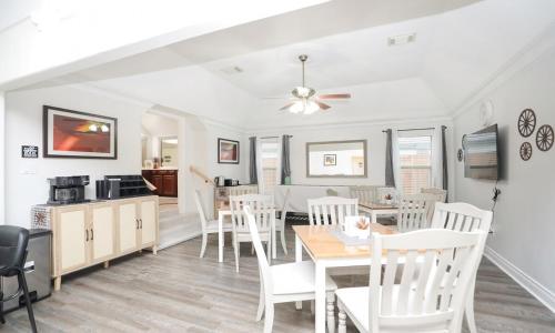 a dining room and kitchen with a table and chairs at La Casa De Francella in Houston