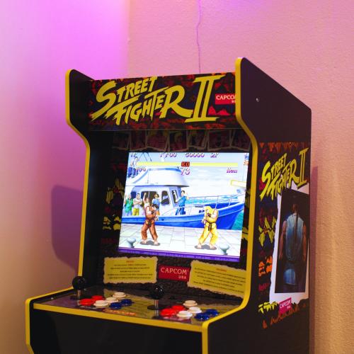 une machine de jeux vidéo avec deux personnes jouant à un jeu vidéo dans l'établissement IDÉAL Pro & Familles, Billard, Borne Arcade, Netflix et Disney Plus, Jeu Bonus OFFERT, à Saint-Étienne