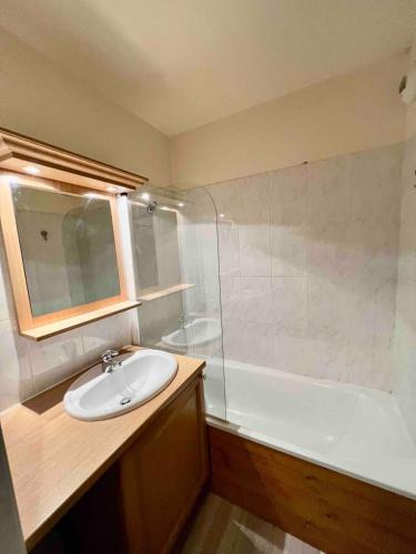 une salle de bain avec un lavabo et une baignoire dans l'établissement Seven Keys - Le cocon des neiges, à Valmeinier