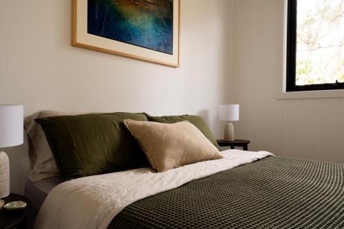 Una cama o camas en una habitación de Casa Mia Blackheath