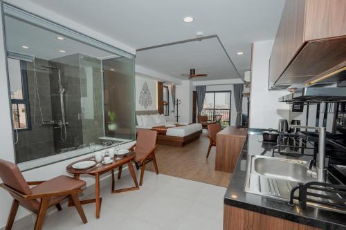 Una cocina o zona de cocina en Botum Domrey Hotel