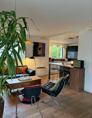 un salon avec un canapé, une table et des chaises dans l'établissement Maison proche de la plage, à l'Île-Tudy