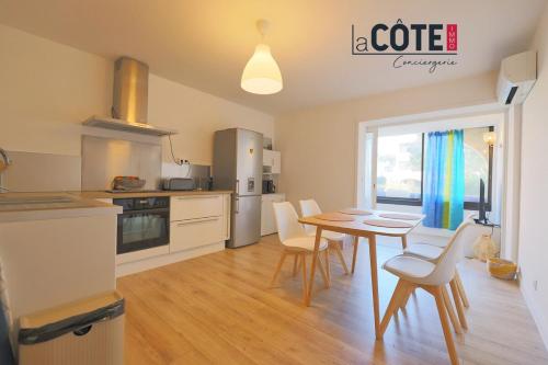 une cuisine avec une table et des chaises dans une pièce dans l'établissement Azuréa, à Sausset-les-Pins