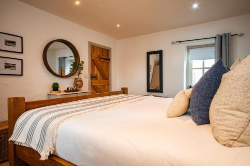 Ένα ή περισσότερα κρεβάτια σε δωμάτιο στο Cosy Farm Conversion In The Heart Of Pembrokeshire