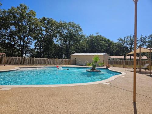 - une petite piscine pour 2 personnes dans l'établissement Grand Cottage superbe vue forêt, à Mareuil-sur-Lay