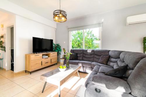 TV a/nebo společenská místnost v ubytování Villa Soraya 1 by Ezoria Villas
