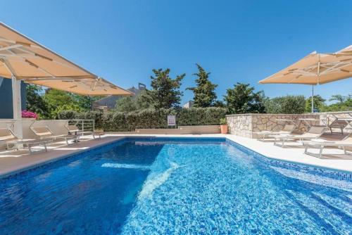 Sargas Suite 3 with pool view