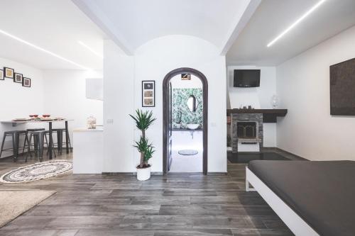 a white living room with a bed and a kitchen at Luce del lago in Moltrasio