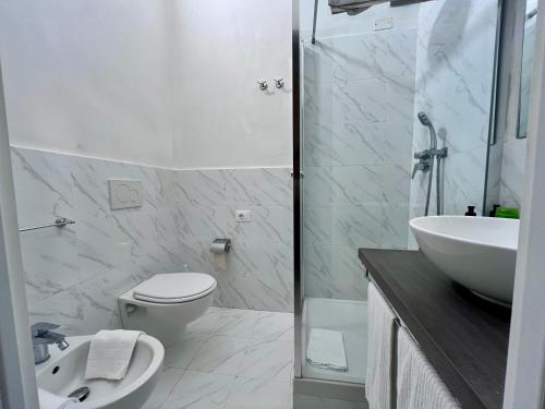 a bathroom with a toilet and a sink and a shower at Casa Di Mezzo by Arbaspàa in Manarola