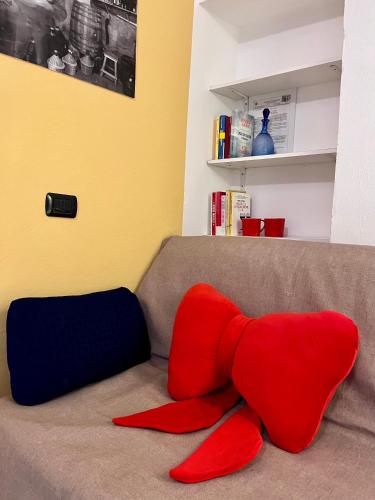a red pillow sitting on top of a couch at Casa Di Mezzo by Arbaspàa in Manarola