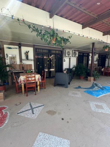 an outdoor patio with a table and chairs at Villas Ela en Bahía Ballena,Uvita Hermosas habitaciones privadas grandes, piscina, cocina, jacuzzi, aire acondicionado, tv y baño privado in Uvita