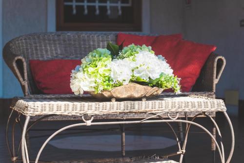 a bouquet of flowers sitting on a wicker chair at Luce del lago in Moltrasio
