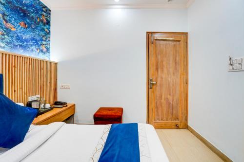 Postel nebo postele na pokoji v ubytování Hotel Bala Ji International Pure Veg