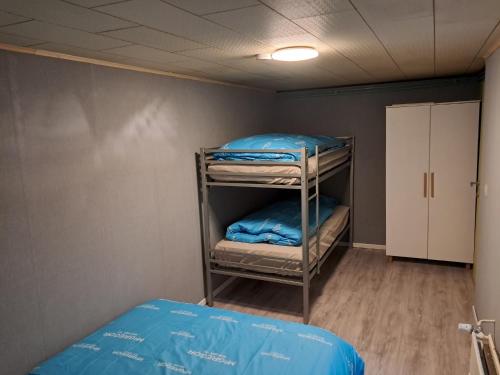 Zimmer mit einem Etagenbett und einem Zimmer mit einem Bett in der Unterkunft Gelijksvloers Vakantieappartement 2 slaapkamers in Blankenberge