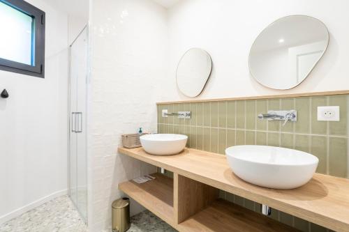 a bathroom with a white sink and a mirror at Villa Lande - 180m de la plage in Penmarcʼh