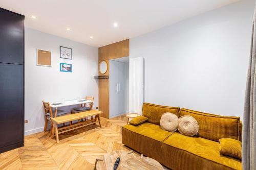 un salon avec un canapé et une table dans l'établissement GuestReady - Tranquil Gem, Steps from the Metro, à Paris