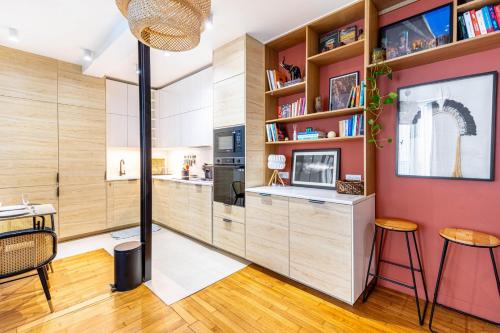 un salon avec une cuisine et une salle à manger dans l'établissement GuestReady - Peaceful escape in Père-Lachaise, à Paris